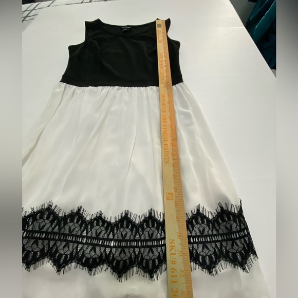 En Focus Studio Black and White Sleeveless dress with
Open Back size 6P - Picture 9 of 9